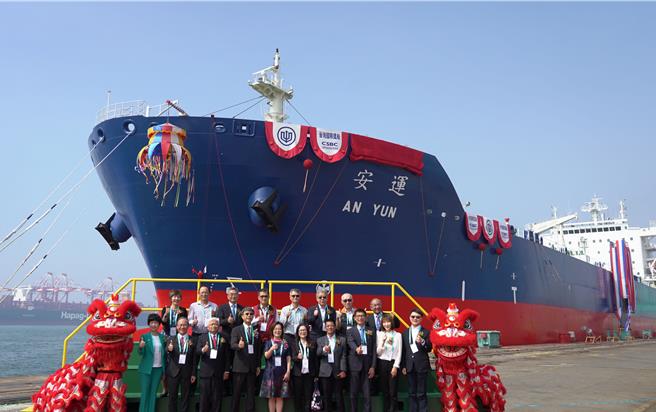 台湾国际造船公司承造台湾中油50000载重吨级油品化学品轮，今（11）日在高雄厂区2号码头举行「安运轮」命名典礼。（台船提供）