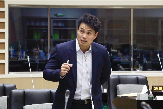 议员叶忠伦提出苗栗县中小学光电球场建置计划面临进度迟缓问题。 （吕丽甄摄）