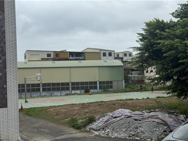 光电球场未完工对学生受教权造成严重影响，并且工程停滞多年，未见进展。（叶忠伦服务处提供／吕丽甄苗栗传真）