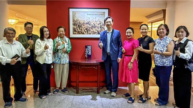 台湾国际同济会竹苗区副主席黄玉梅（右一）推动台湾、新加坡两国艺术交流，陪同两地知名艺术家拜会台湾驻新加坡代表童振源（右五），敲定将先后在新、台各举办一场大型书画艺术交流展。（黄玉梅提供／罗浚滨新竹传真）