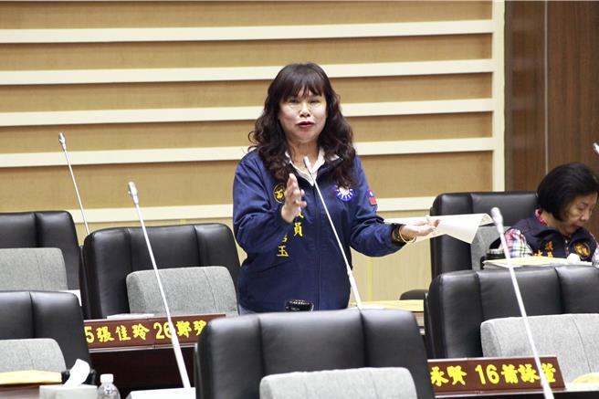 苗栗县议会总质询议员郑碧玉关注警局改建与实验中学发展。 （吕丽甄摄）