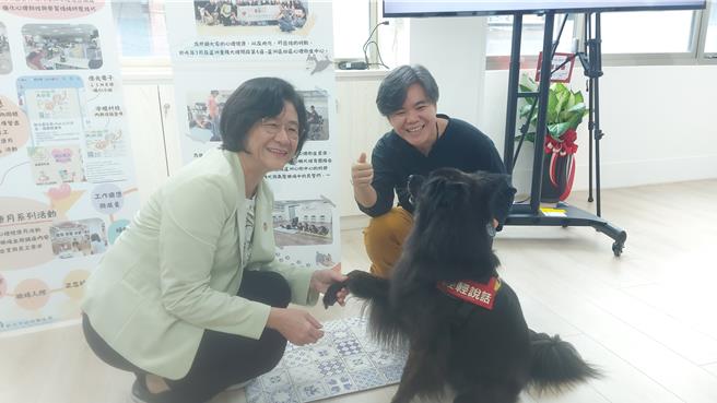 芦洲心卫中心与台湾心辅犬培育团队合作，透过心辅犬投入职场心理健康。（张铠乙摄）
