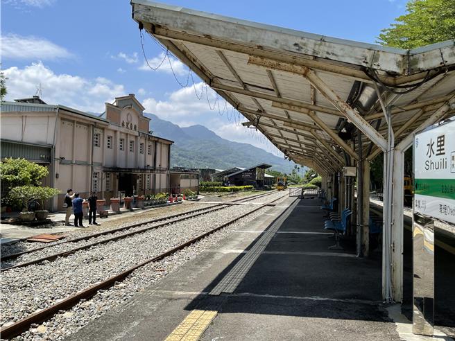 铁道集集支线浊水至车埕5月起停驶，即使比照列车班次提供巴士接驳，水里、集集商家没有游客形同断了生计。（杨静茹摄）