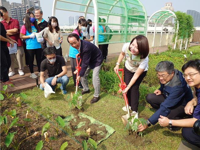 高雄副市长林钦荣出席启用典礼，并为四维国小亲手种下木瓜树作为祝贺。（任义宇摄）