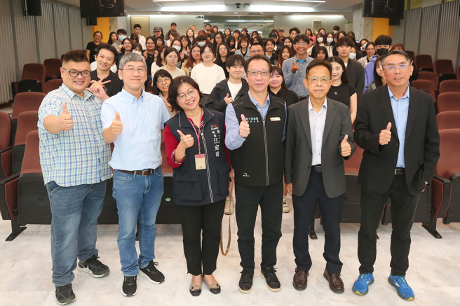 靜宜「職涯領航─永續職輔向前行」成果展登場。(照片/靜宜大學提供)