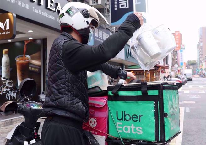 一名外送員因為跟客人有過多眼神交流，被停權5天無法跑外送賺錢。（示意圖，資料照）