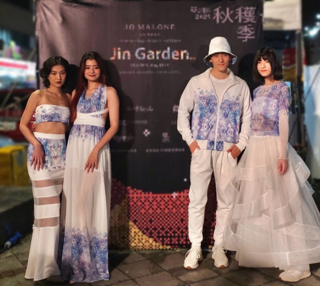 设计师黄秀瑾运用两品牌共通点—花卉，设计「绽放」系列服装。(戴志扬翻摄)