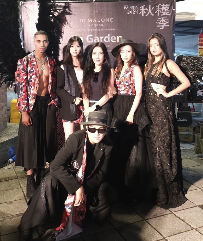 .黄秀瑾同步发表2025春夏系列—城市游走。(戴志扬翻摄)