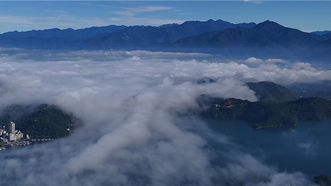 埔里镇至仁爱乡山间清晨出现云海美景，云海随着旭日东升逐渐风起云涌，从九龙口缺口涌进日月潭。（阿正提供／杨静茹南投传真）