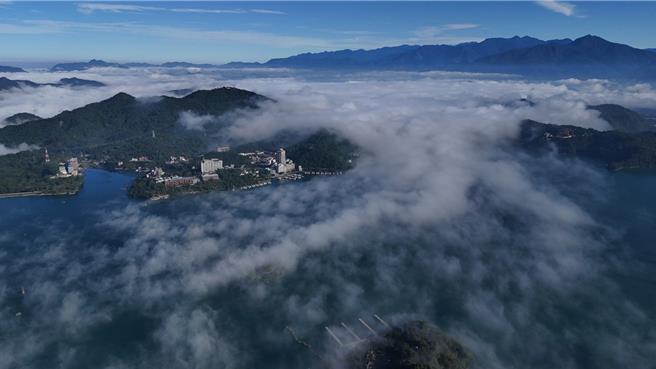 满满大云海从九龙口缺口涌进日月潭，随着太阳高挂气温逐渐升高，云雾逐渐散去。（阿正提供／杨静茹南投传真）