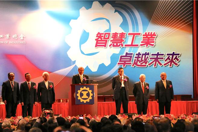 工总11日举行工业节庆祝大会，理事长潘俊荣（中）指出，黄仁勋认为台湾的人才相当完备。（图／柳名耕摄）