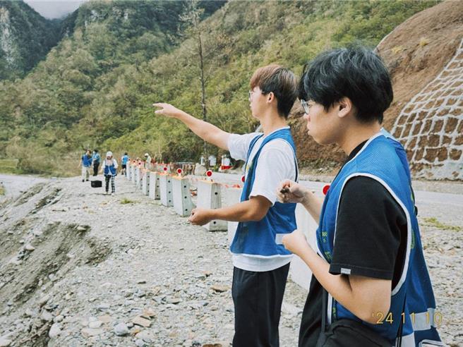 太魯閣國家公園管理處與志工9日在太魯閣峽谷音樂節登場之際，邀請遊客一起用台灣原生種子製作種子球，並在隔天拋撒於轄內中橫公路福德祠下方邊坡。（張木林提供／羅亦晽花蓮傳真）