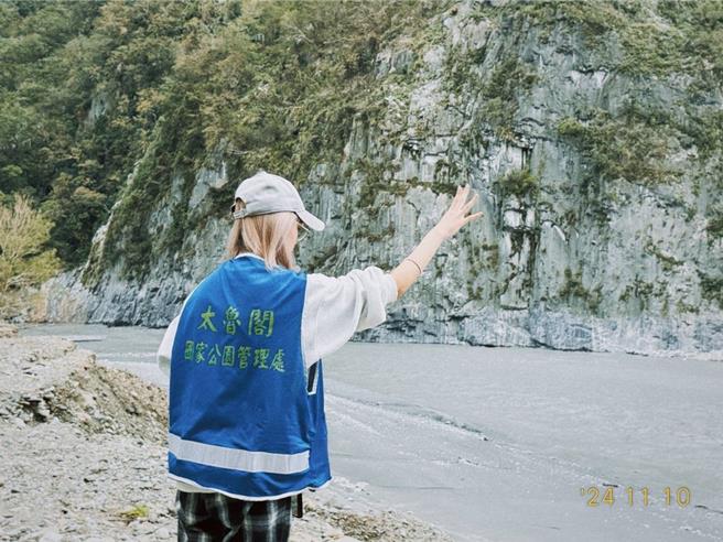 太魯閣國家公園管理處與志工9日在太魯閣峽谷音樂節登場之際，邀請遊客一起用台灣原生種子製作種子球，並在隔天拋撒於轄內中橫公路福德祠下方邊坡。（張木林提供／羅亦晽花蓮傳真）