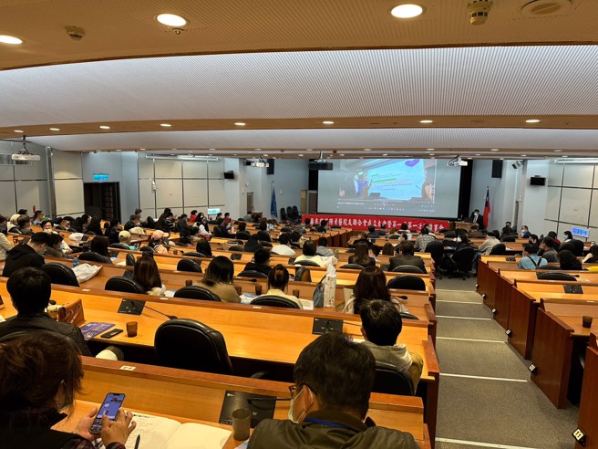 國外學歷的醫師，返台後同樣接受國內醫院的嚴格住院訓練，並通過國家考試，養成過程與國內醫師無異。(圖／國際牙醫校友聯合會提供)