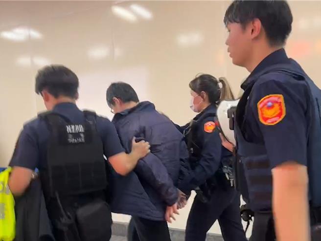 警方将王女逮捕，带回派出所侦讯。（柯毓庭摄）