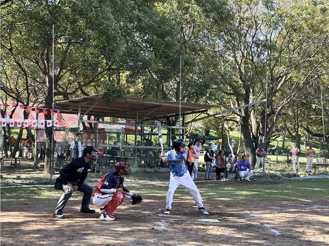 台中四民牛队79岁林义昌阿公（右）拿起球棒、走向打击区，眼神专注地望向投手丘，接着「锵」的一声，林义昌击出一垒安打。（弘道老人福利基金会提供／张妍溱台中传真）