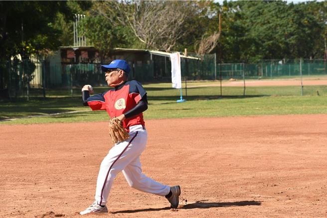来自日本球队的82岁渡良弁先生从小就热爱棒球，投球俐落，平日健步如飞，身体相当硬朗。（弘道老人福利基金会提供／张妍溱台中传真）