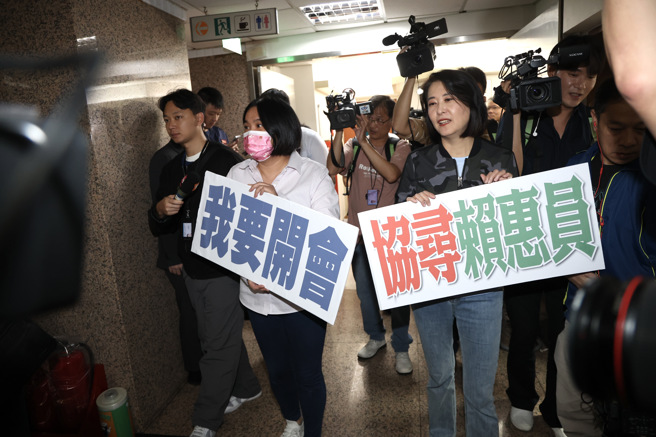 立法院财政委员会11日上午在主席赖惠员宣布休息后，会议室就不见民进党立委。国民党立委王鸿薇（右）、陈玉珍（左）下午一起在立法院找寻赖惠员回会议室开会。（邓博仁摄）