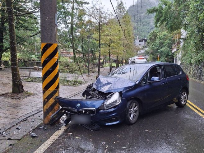 石碇婦人開車下山路途，不明原因自撞路邊電桿，車輛毀損胸痛送醫。（翻攝畫面）