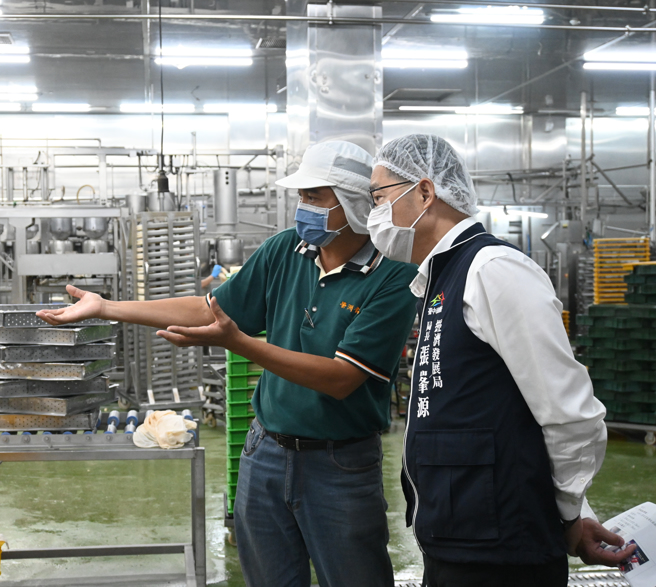 经发局长张峯源走访在地产业。图/台中市政府提供