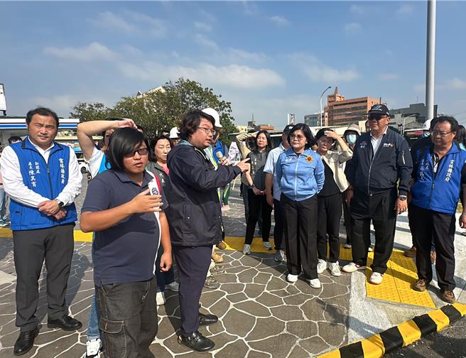 云林县北港镇台19线与民主路口的庇护岛高度只有15公分，曾有机车骑士因骑上庇护岛摔车，11日云林县政府会勘后，决定缩减庇护岛面积、增设机车道，避免摔车意外再发生。（张朝欣摄）