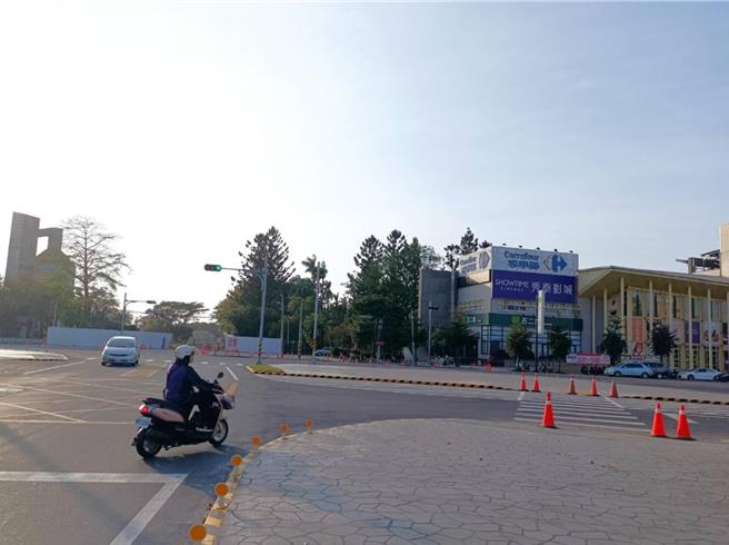 云林县北港镇台19线与民主路口的庇护岛高度只有15公分，曾有机车骑士因骑上庇护岛摔车，11日云林县政府会勘后，决定缩减庇护岛面积、增设机车道，避免摔车意外再发生。（张朝欣摄）