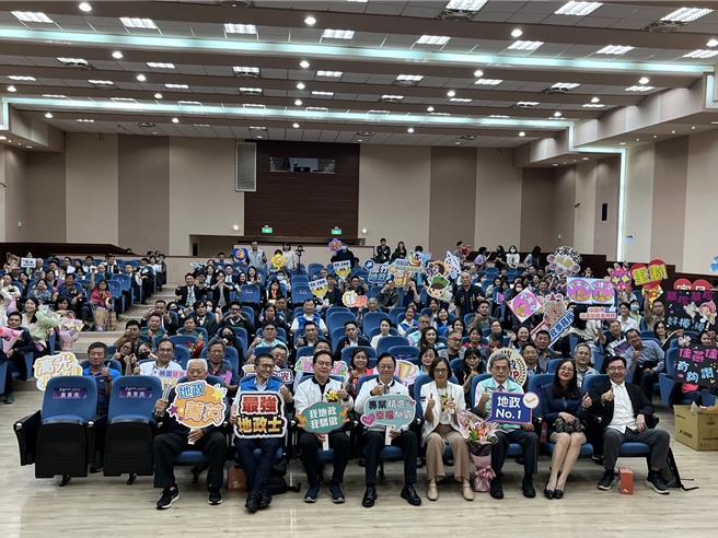 桃园市长张善政（前排左四）11日出席「113年优良地政人员暨不动产从业人员表扬典礼」，公开表扬在地政及不动产领域有卓越表现的个人与业者。（姜霏摄）