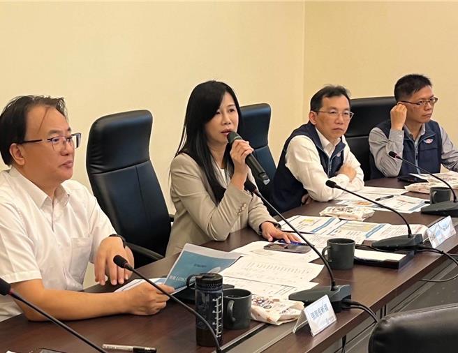 立委万美玲为解决桃园往返台北国道客运一位难求问题，11日邀集公路总局等单位协调，强力争取下，9023A将于11月18日起，从6：25至7：37的尖峰时间一口气加开6班次。（万美玲办公室提供／蔡依珍桃园传真）