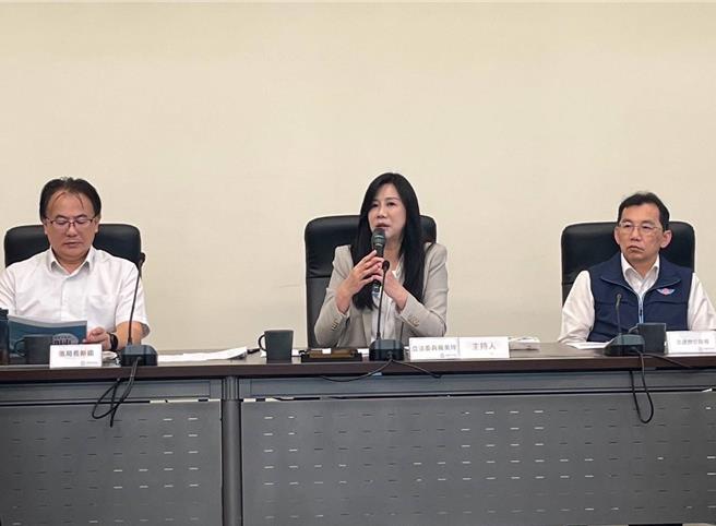 立委万美玲为解决桃园往返台北国道客运一位难求问题，11日邀集公路总局等单位协调，强力争取下，9023A将于11月18日起，从6：25至7：37的尖峰时间一口气加开6班次。（万美玲办公室提供／蔡依珍桃园传真）