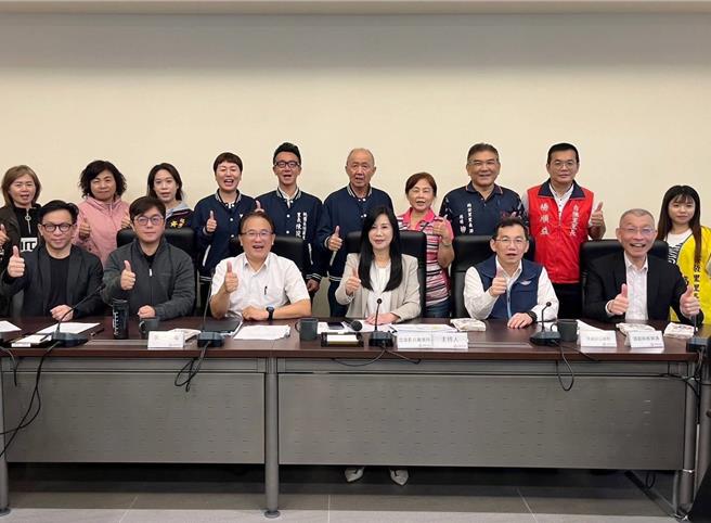 立委万美玲为解决桃园往返台北国道客运一位难求问题，11日邀集公路总局等单位协调，强力争取下，9023A将于11月18日起，从6：25至7：37的尖峰时间一口气加开6班次。（万美玲办公室提供／蔡依珍桃园传真）