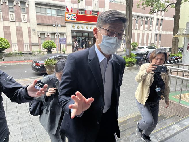 立委陈菁徽控诉锺佳滨（图中）伤害与性骚扰，台北地院11日开庭传讯锺男出庭（林伟信摄）