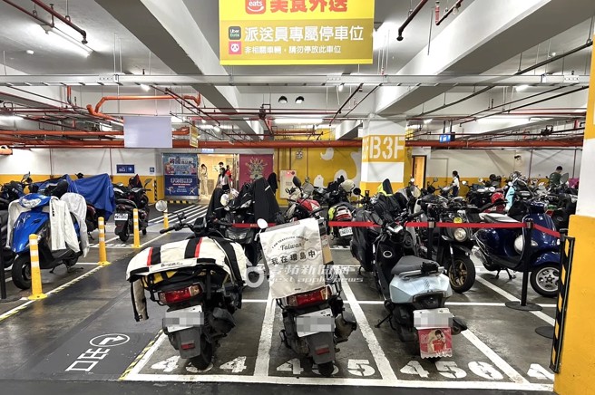 《壹苹》反控李多慧团队多次违规，包括将机车停在外送员专属车格。（图／《壹苹新闻网》提供）