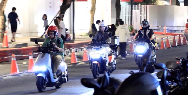 《壹苹》反控李多慧团队多次违反交通条例，边骑车边滑手机。（图／壹苹新闻网提供）