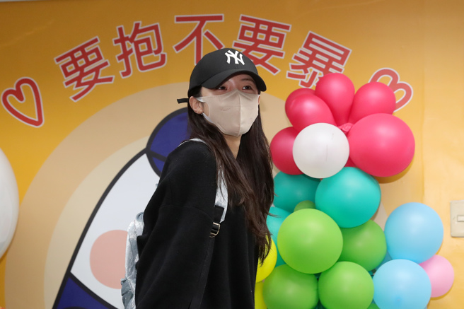 李多慧昨日现身警局报案，落泪希望不要再有被跟踪的事情发生。（图／黄世麒摄）