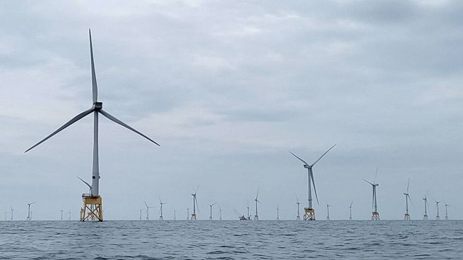 离岸风机导航太少恐影响航安，民团吁政府改善。图为已完工併网的CIP彰芳暨西岛风场。（示意图／本报资料照片）