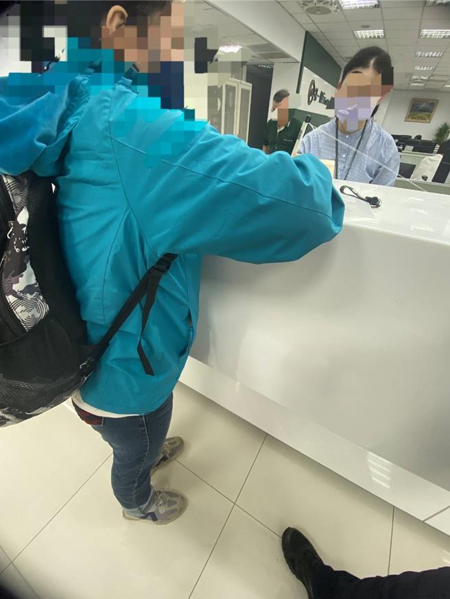 2024年11月11日苗栗县／第一银行头份行员机警察觉有异，立即通报警方。警方经查证后确认，该女子表姊的脸书帐号已被不肖人士盗用，并利用两人之间的信任关系进行诈骗。(苗栗县警察局头份分局提供／吕丽甄苗栗传真）