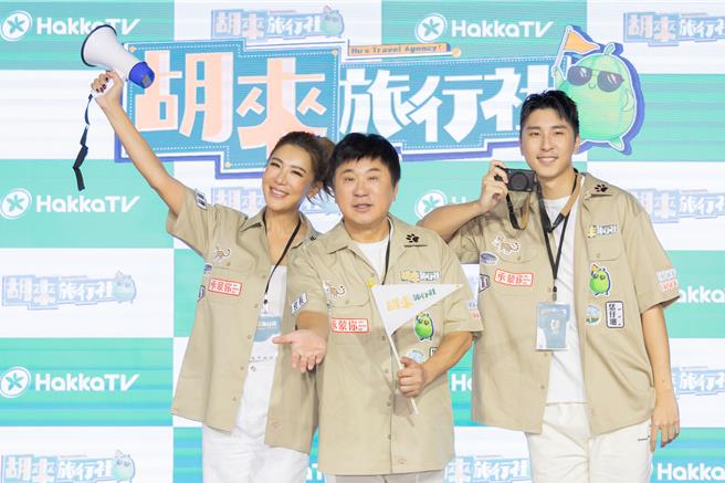 小祯（左起）、胡瓜、胡释安3人首度同台主持节目。（客家电视台提供）