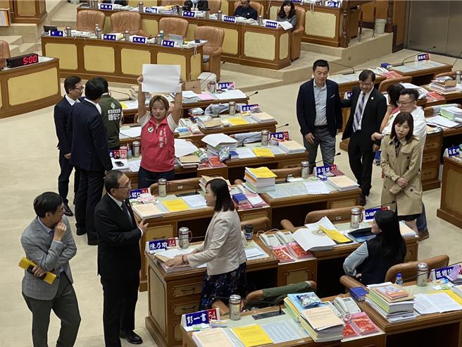 侯友宜報告完總預算後隨即下台，引發民進黨團不滿。（高鈞麟攝）