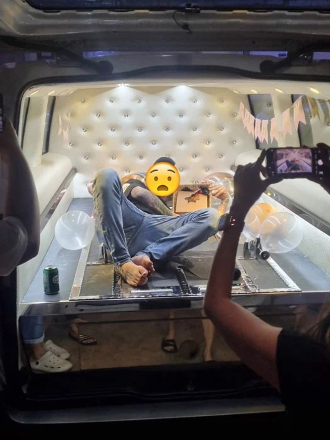 近日网路流传一段恶搞影片，利用办葬礼来帮好友庆生，地点疑似在新加坡，寿星还躺进灵车内。（翻摄中国报）