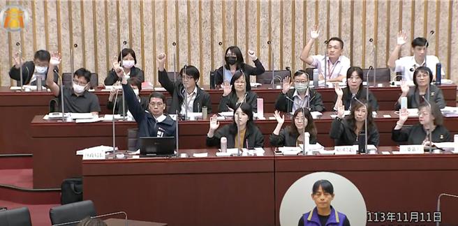 高市议员李雅静要求在场所有财经部门列席人员举手表态，是否反对立法院国民党团版本，但一开始眾人疑因没听清楚竟然没人举手，经李雅静再次强调论述后，所有官员才举手反对。（摘自高市议会网站）