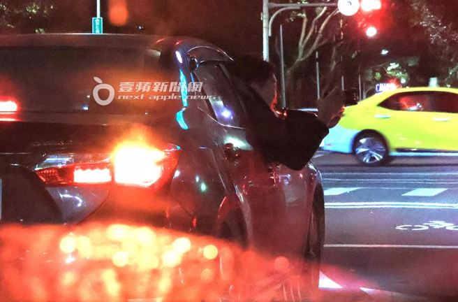 李多慧经纪人将身体探出车外帮她拍照。（图／壹苹新闻网提供）