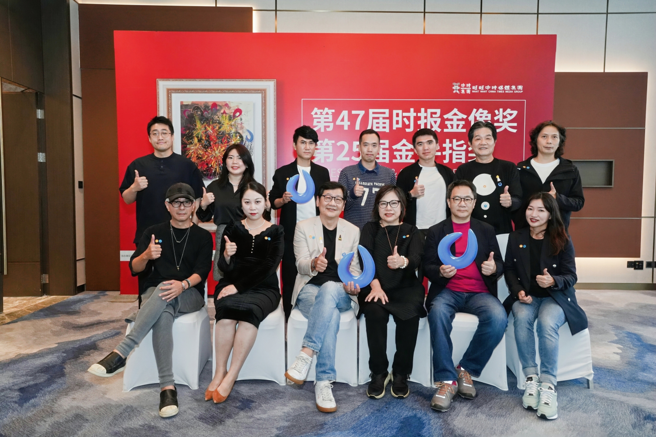 第25届金手指奖评审团合影。前排左起：常一飞/尚巾一飞工作室创办人；曹雅雅/中国邮政龙泉驿分公司副总经理；张志浩/迈肯行销传播集团董事长暨执行长；林淑黛/时报金像奖执行长；黄逸甫/圣洋科技执行长；王俞蓉/LINE台湾企业解决方案事业部总经理。后排左起：张明硕/MING DESIGN STUDIO创办人；陈健/阳狮集团全渠道商务董事总经理；陈声雄 /TOPic创始人；彭科/时趣互动（北京）客户群总监；赵维晨/小红书商业互联网和文娱行业群总经理；詹朝栋/电通mb 创意顾问；傅冰/黑蚁文创董事长（图/主办单位提供）