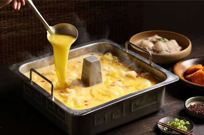 宏匯广场海底捞期间限定金汤花胶鸡锅，汤底四宫格399元。（宏匯广场提供）