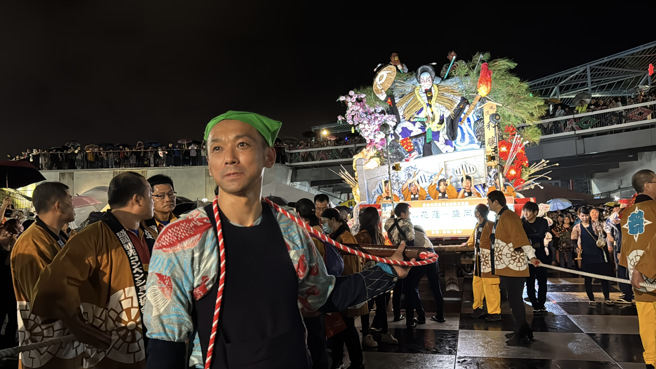 「2024为花莲加油—盛冈山车」踩街盛况留下许多精采和满满感动。这是睽违五年后原装重现日本约300年歷史文化的无形民俗文物，(戴志扬翻摄)