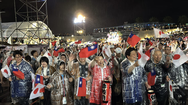 日本县岩手县盛冈市长内馆茂率百人来台，为0403震后的花莲加油打气，带来日本盛冈山车传统文化，让花莲民眾近距离感受日本文化精髓。(戴志扬翻摄)