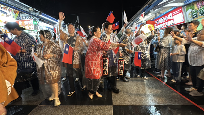 日本县岩手县盛冈市长内馆茂率百人来台，为0403震后的花莲加油打气，带来日本盛冈山车传统文化，让花莲民眾近距离感受日本文化精髓。(戴志扬翻摄)