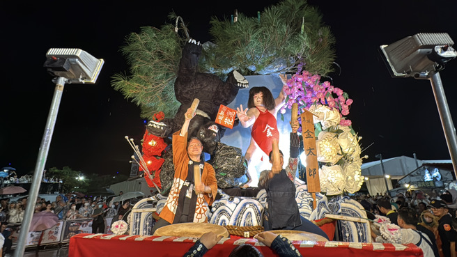 「2024为花莲加油—盛冈山车」踩街盛况留下许多精采和满满感动。这是睽违五年后原装重现日本约300年歷史文化的无形民俗文物，(戴志扬翻摄)