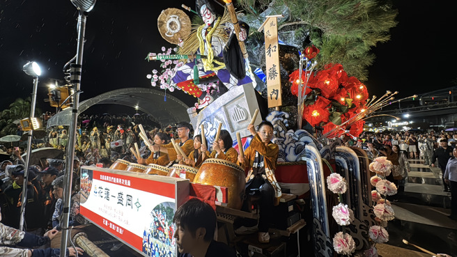 「2024为花莲加油—盛冈山车」踩街盛况留下许多精采和满满感动。这是睽违五年后原装重现日本约300年歷史文化的无形民俗文物，(戴志扬翻摄)