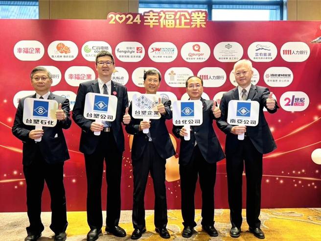 圖左起為黃是中組長、簡嘉宏資深經理、林振添資深經理、莊宏銘資深副總、彭福榮行政副總。圖／業者提供