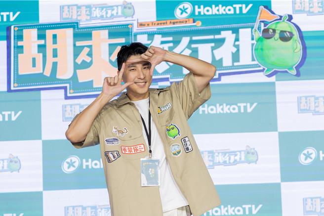 胡释安首度跟爸爸同台主持节目。（客家电视台提供）